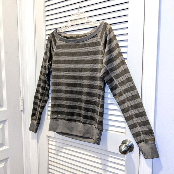 Nike Dri Fit Women's Small Gray Striped Mesh Perforated Long Sleeve Top Workout - Picture 2 of 12